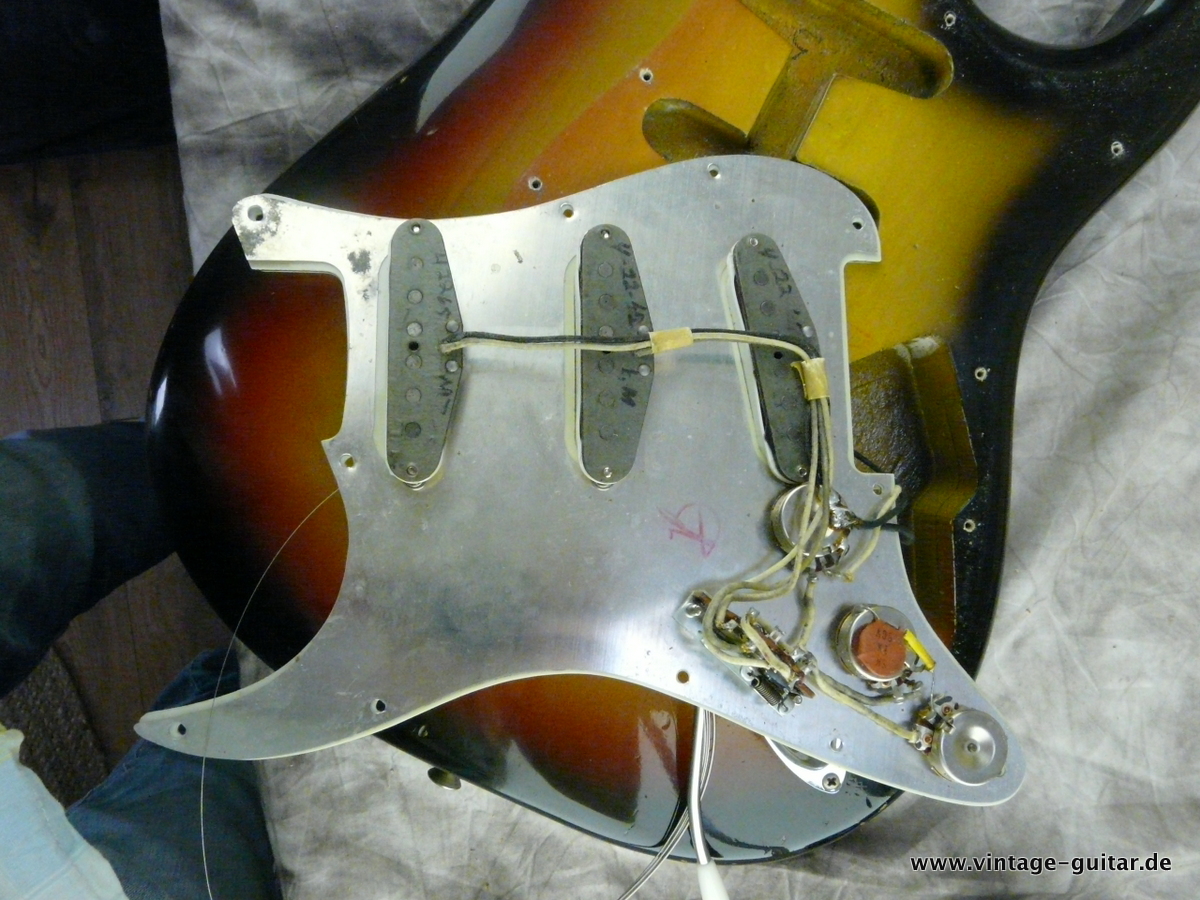 Fender-Stratocaster-1965_sunburst-Hagström-case-015.JPG Fender-Stratocaster-1965_sunburst-Hagström-case-022.JPG